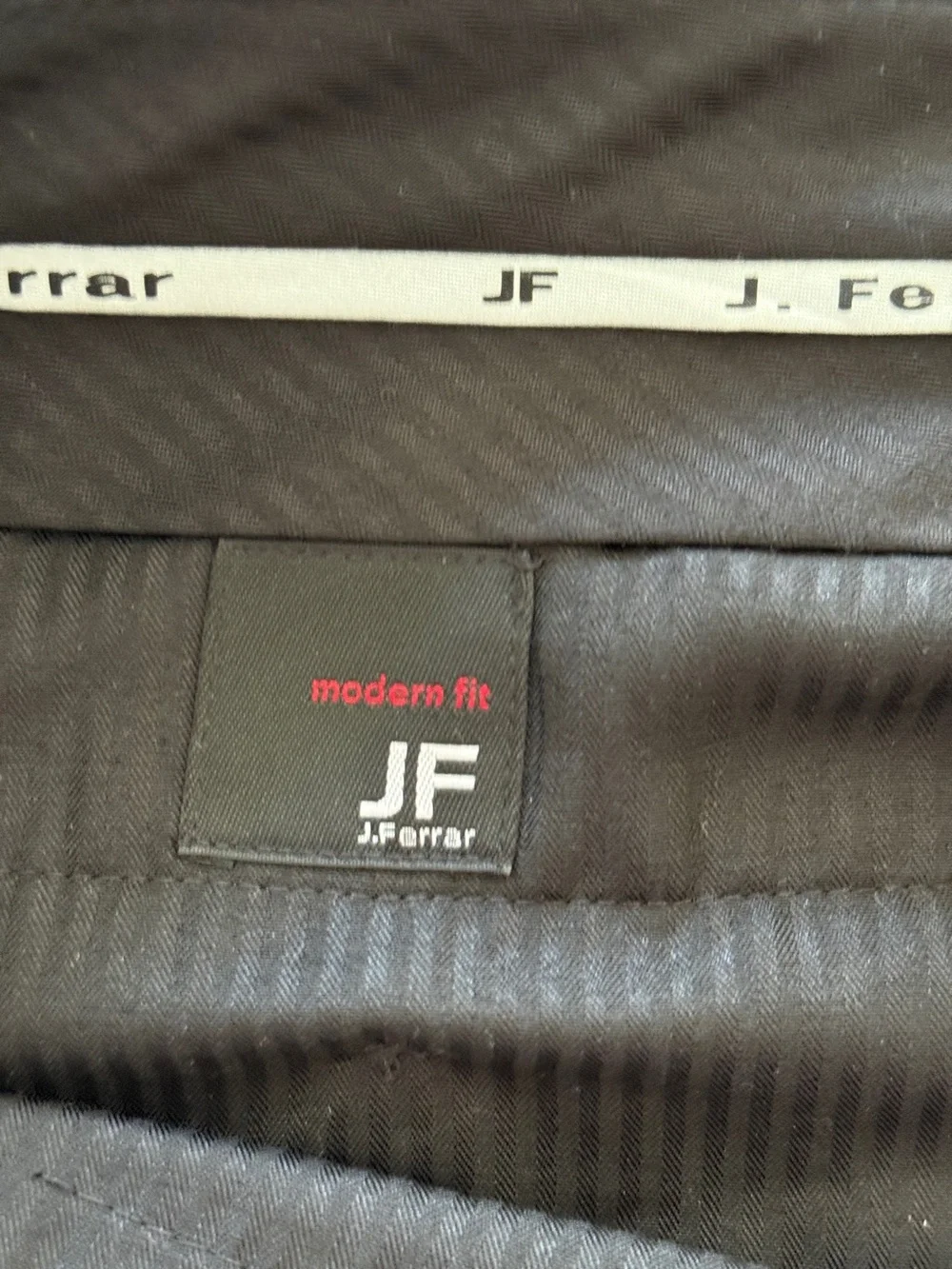 J. Ferrar Modern Fit Men’s 2-Piece Suit 42R Charcoal Black Tonal Stripe